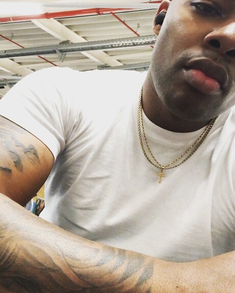 ゲイのラフなOnlyFans ホット裸 写真