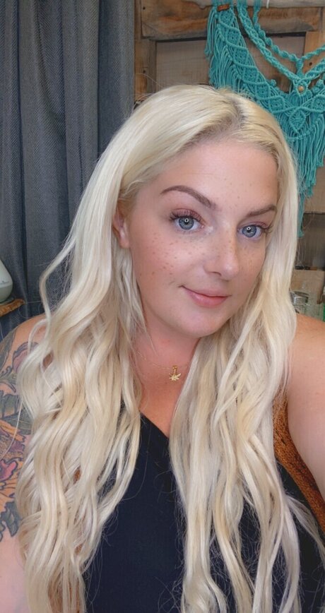 小柄で痩せたOnlyFans トップ 写真