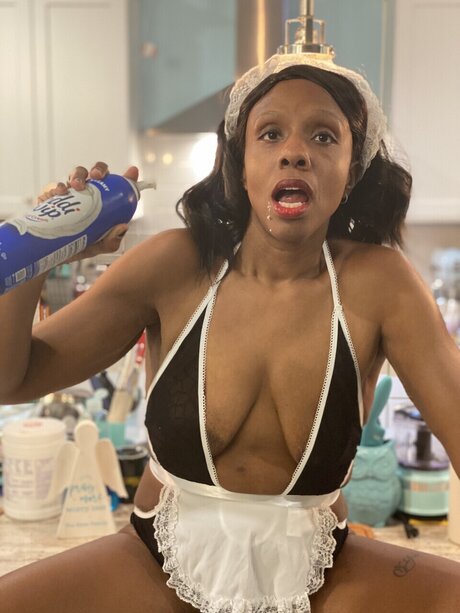 Quasi Celebrity ポルノモデル 写真