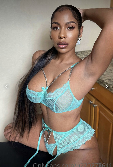 おばあちゃんの巨乳OnlyFans アートxxx ギャラリー