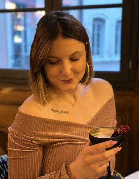 ぽっちゃりブロンドOnlyFans アート裸 写真