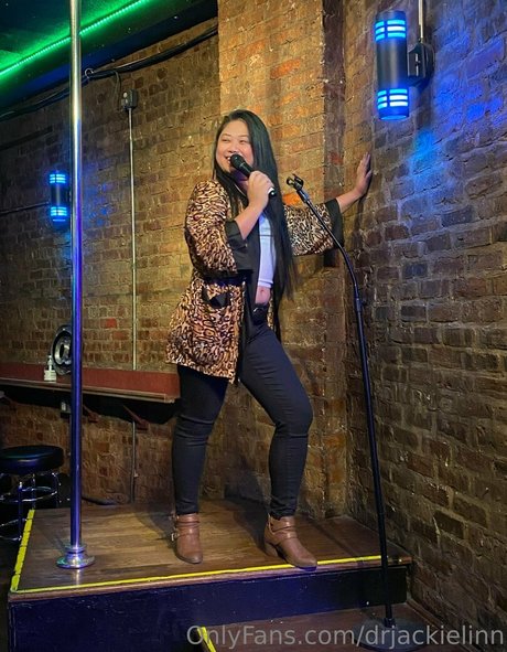 痩せた金髪の熟女OnlyFans ポルノグラフィック ギャラリー