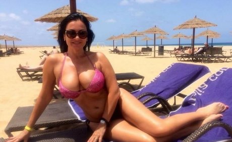 Angela Cavagna ポルノモデル 画像