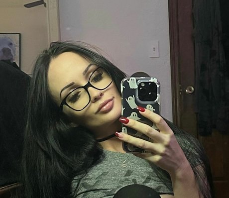 Mila Moore アダルトモデル 写真