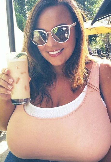 巨乳とお尻のOnlyFans 無料ヌード 写真