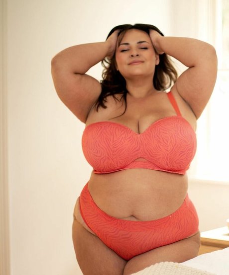 細身の巨乳OnlyFans エロチック 写真