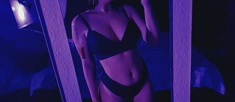 黒髪の熟女OnlyFans ホットヌード ギャラリー