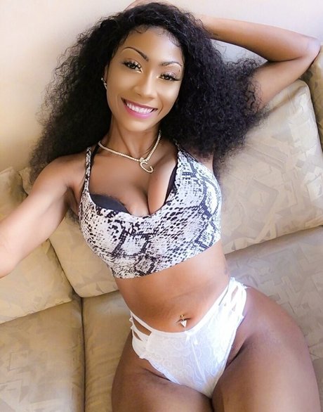 CoolieMonae ヌード女優 写真