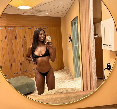 Khaddi Sagnia セックスポルノスター 画像