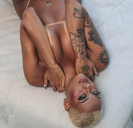 エボニートップオンリーファン セクシー裸 ギャラリー