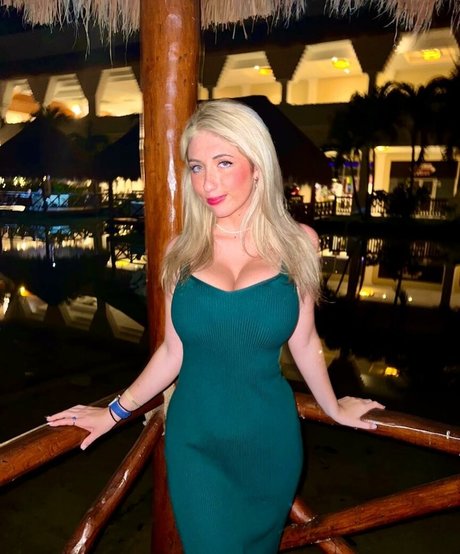 双子のOnlyFans セクシーヌード 写真