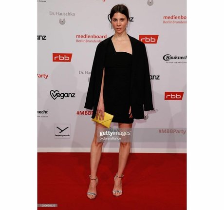 Aylin Tezel ポルノモデル 写真