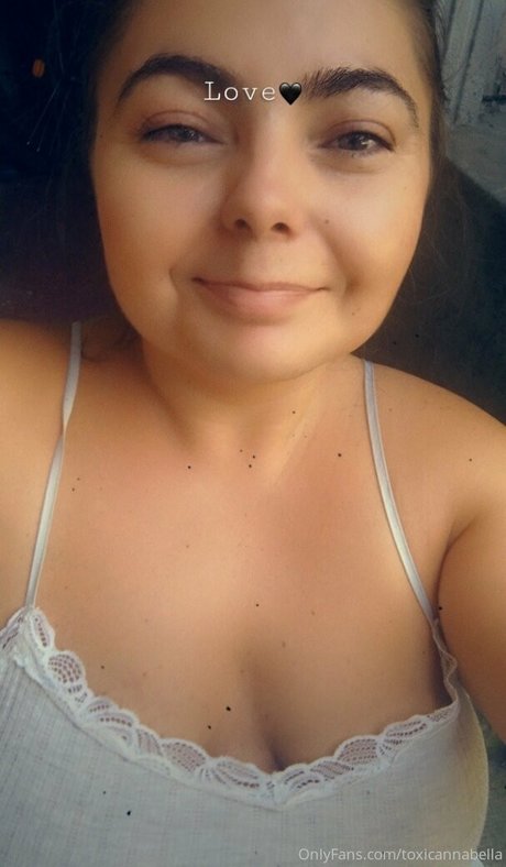 toxicannabella ポルノスター ヌード 画像