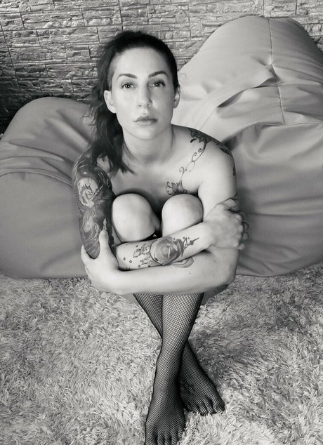 larraphoenix 無料モデル 画像