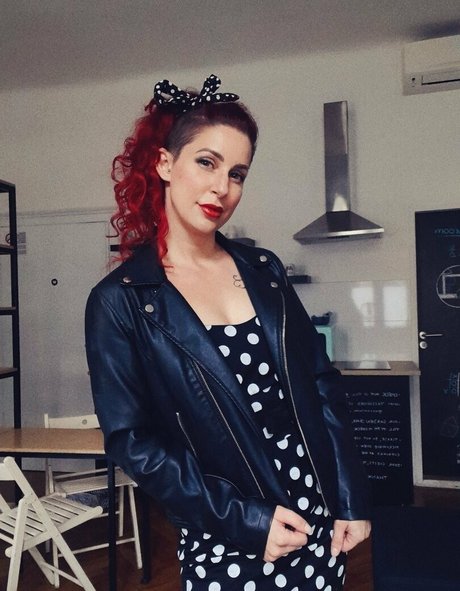 larraphoenix profile image