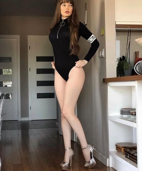 Sholl Nastya 裸のスター 画像