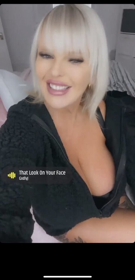 Mollyjfoxx セックスポルノスター 写真