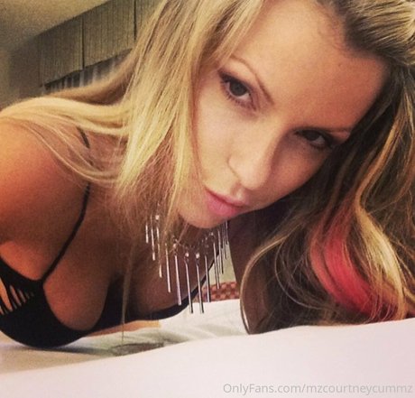mzcourtneycummz ポルノモデル 写真