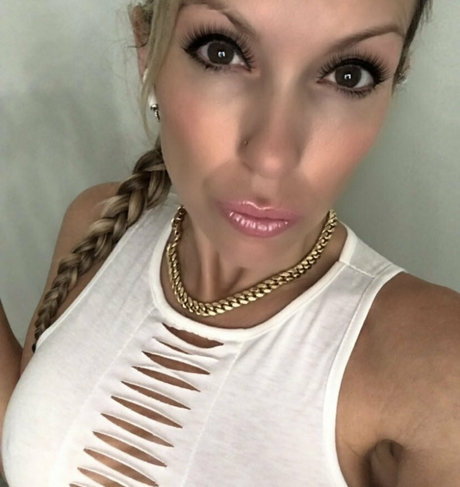 mzcourtneycummz ホットスター ギャラリー