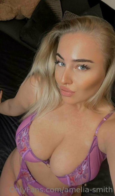 amelia smith top profile image