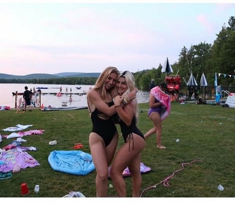 スリムな熟女OnlyFans ホットセックス 写真