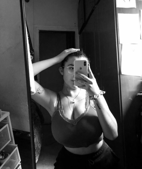 おばあちゃんの巨乳OnlyFans HD 写真