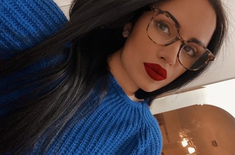 黒髪の熟女OnlyFans セクシー裸 写真