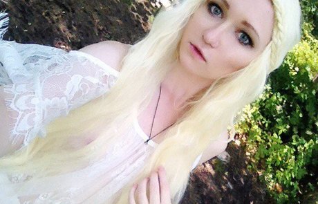 公共の場での猫のOnlyFans ホットxxx 写真