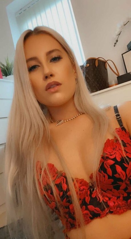 Pleasing Poppy ヌードスター 写真