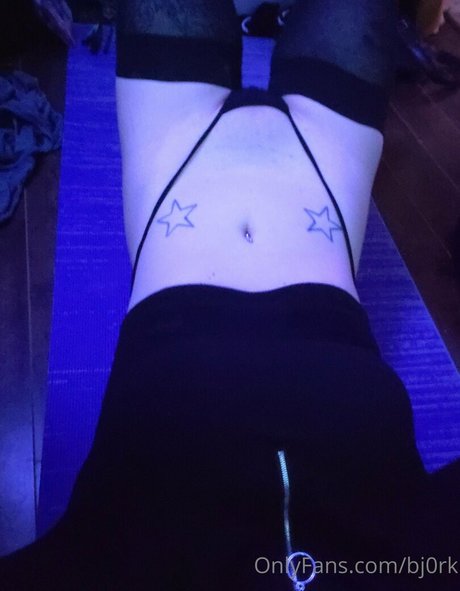 公共の場での猫のOnlyFans ヌード 画像