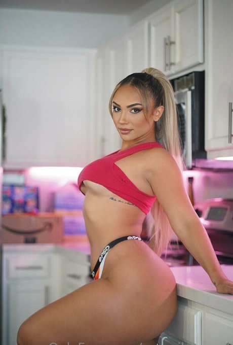 痩せた金髪の熟女OnlyFans セクシーヌード 画像