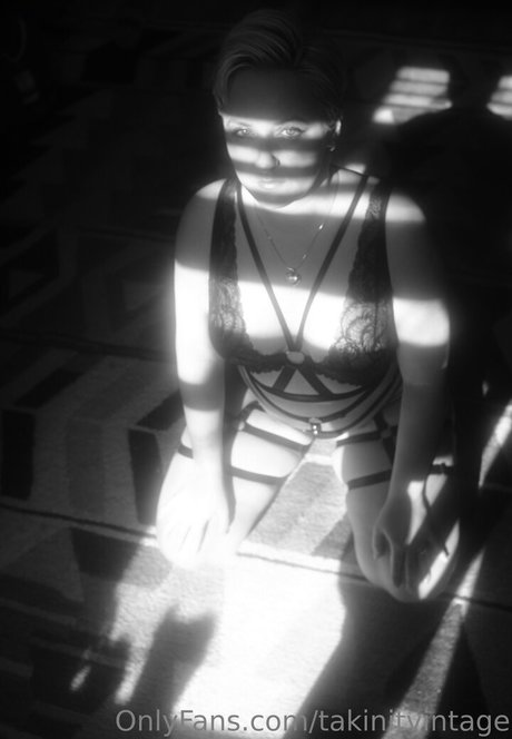 ブルネットの教師OnlyFans ホットxxx 写真