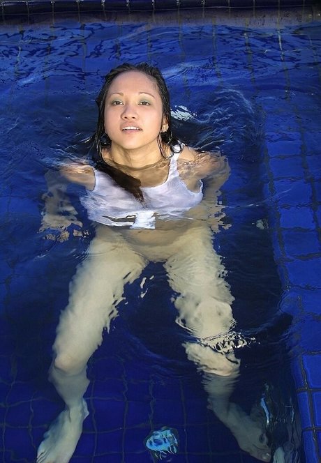 Loni Punani 裸モデル 写真