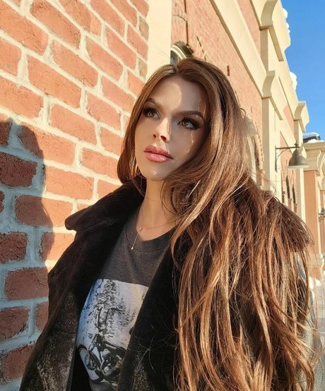 adelinesofficial 裸の女優 写真