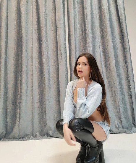 adelinesofficial 無料モデル 写真