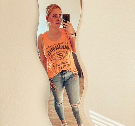 Sarah Neuhaus top profile image