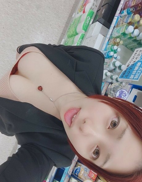 細身の巨乳OnlyFans 美しいヌード 写真