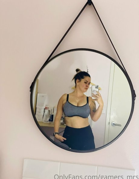 金髪の小柄なOnlyFans 可愛い 写真