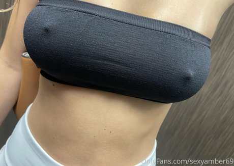 細身の巨乳OnlyFans エロチック 画像