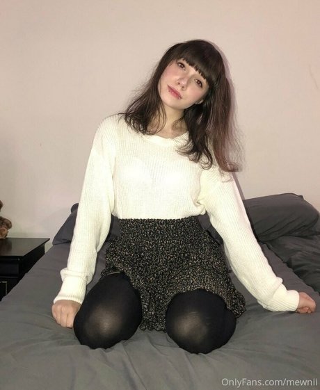 Mewnii アダルト女優 写真