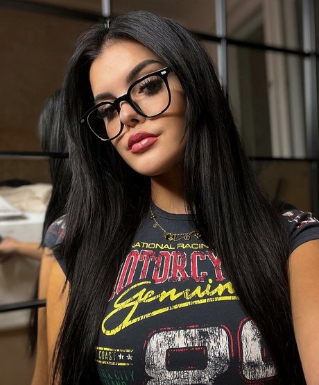 Lara Benjamina Winter 裸のスター 画像