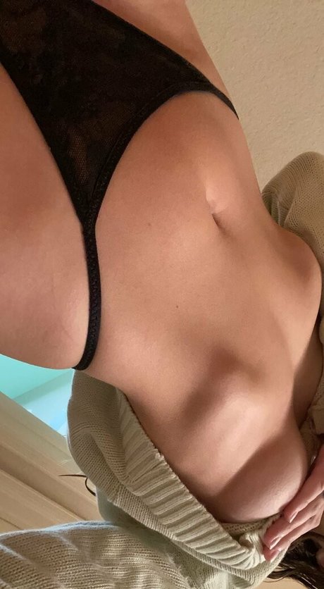 ブルネットの看護師OnlyFans ポルノグラフィック アーカイブ