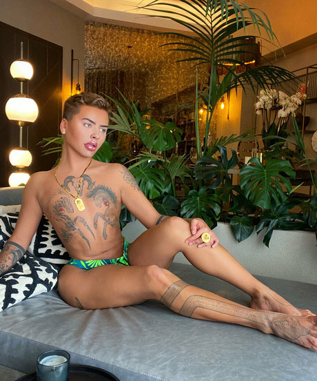 お金 OnlyFans アート裸 ギャラリー