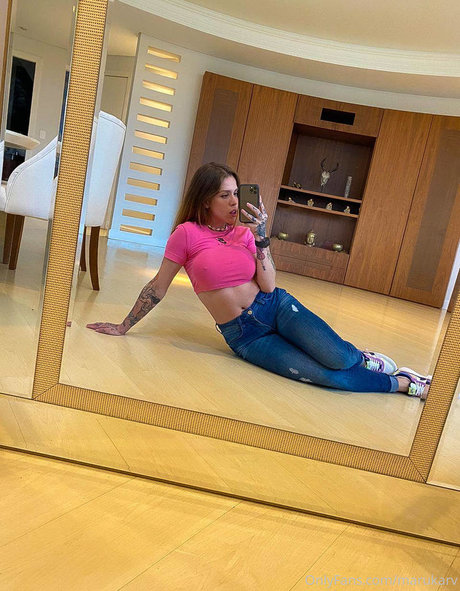 marukarv 完璧なモデル 写真