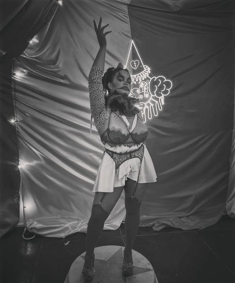 Sharlettewitch ポルノ女優 写真