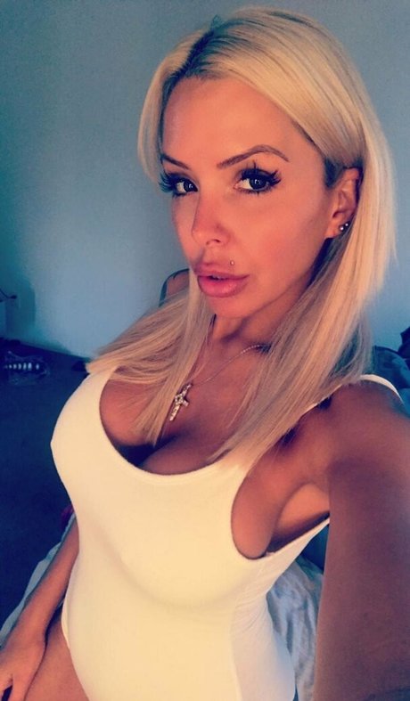 ninaellexxx アダルトモデル 写真