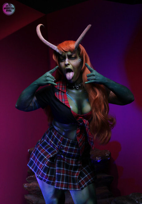 小柄なBBC OnlyFans セクシー裸 画像