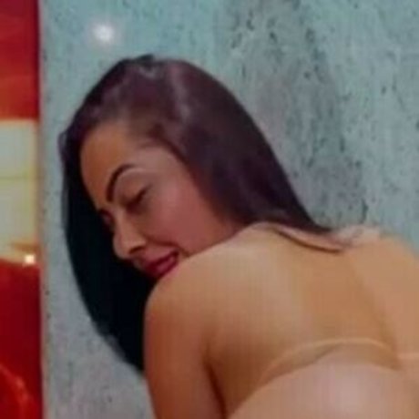 Jhenis KutKut アダルトモデル 画像