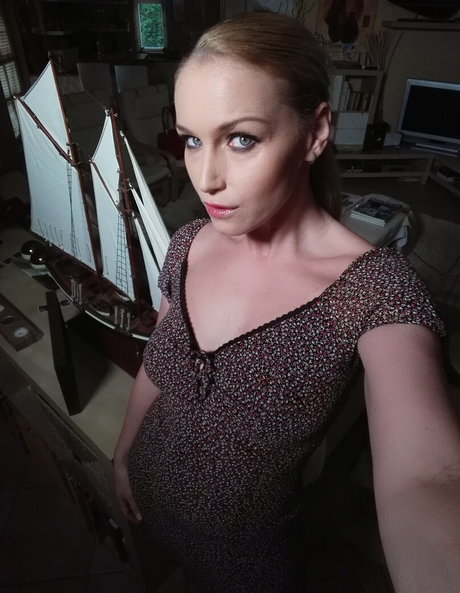 ブルネットの看護師OnlyFans ポルノ ギャラリー