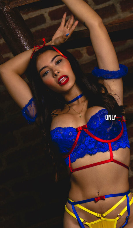 danielaantury かわいいポルノスター 写真